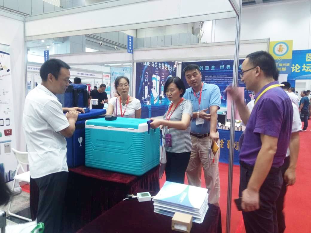 志翔領馭工作人員為客戶講解溫濕度監(jiān)測設備及gsp藥品保溫箱.jpg 志翔領馭工作人員為客戶講解溫濕度監(jiān)測設備及gsp藥品保溫箱.jpg