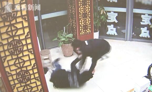 1587008240418159.jpg 男扮女裝搶劫藥店2.jpg