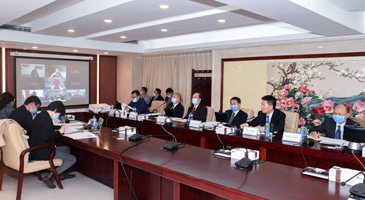 陳時(shí)飛(在北京)與世界衛(wèi)生組織監(jiān)管和預(yù)認(rèn)證司司長(zhǎng)愛(ài)默˙庫(kù)克(在日內(nèi)瓦)共同主持會(huì)議 陳時(shí)飛(在北京)與世界衛(wèi)生組織監(jiān)管和預(yù)認(rèn)證司司長(zhǎng)愛(ài)默˙庫(kù)克(在日內(nèi)瓦)共同主持會(huì)議